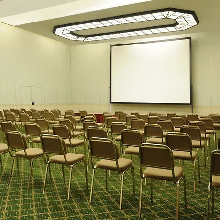 ومركز مؤتمرات تاور مطار جينوفا 4*
