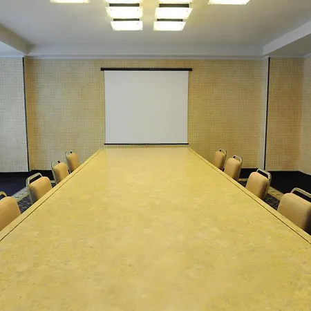 ومركز مؤتمرات تاور مطار جينوفا 4*